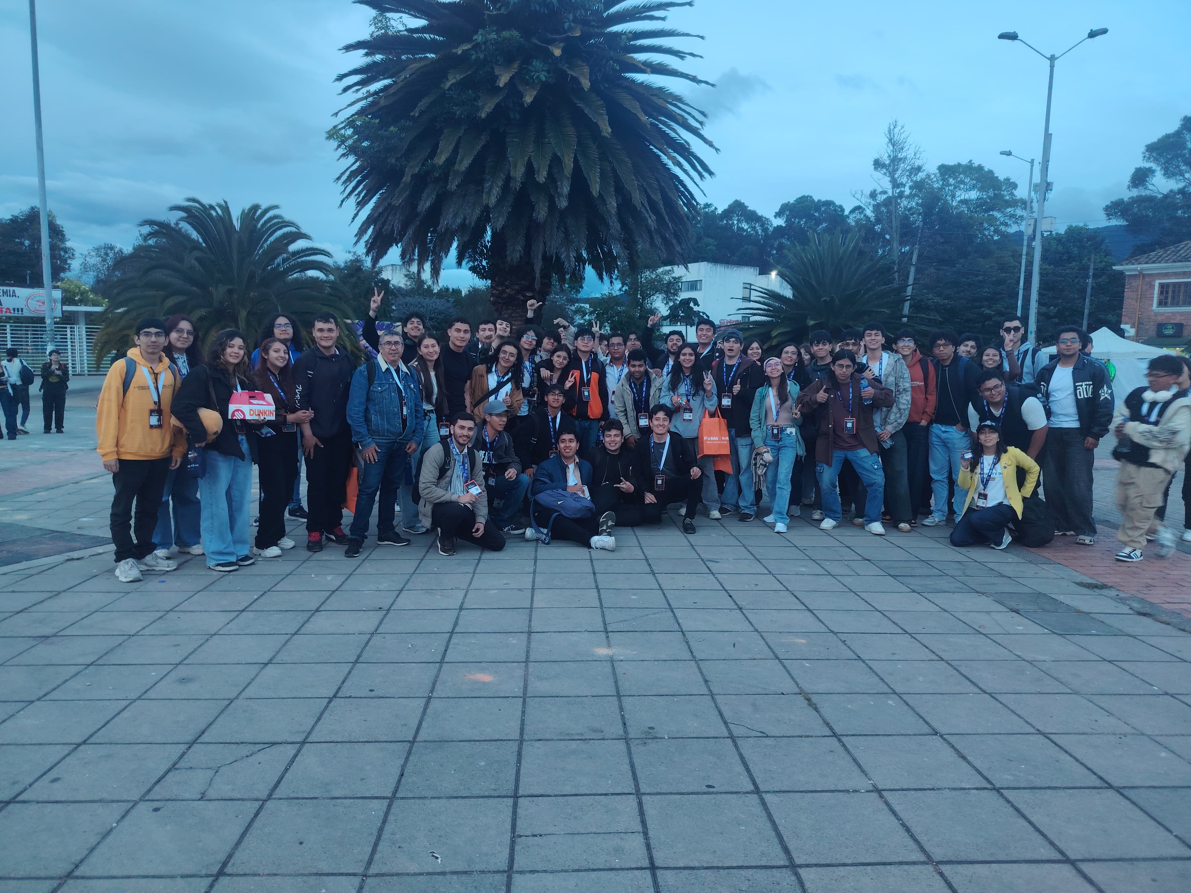 Gran grupo de estudiantes y miembros de comunidades reunidos en un evento tecnológico