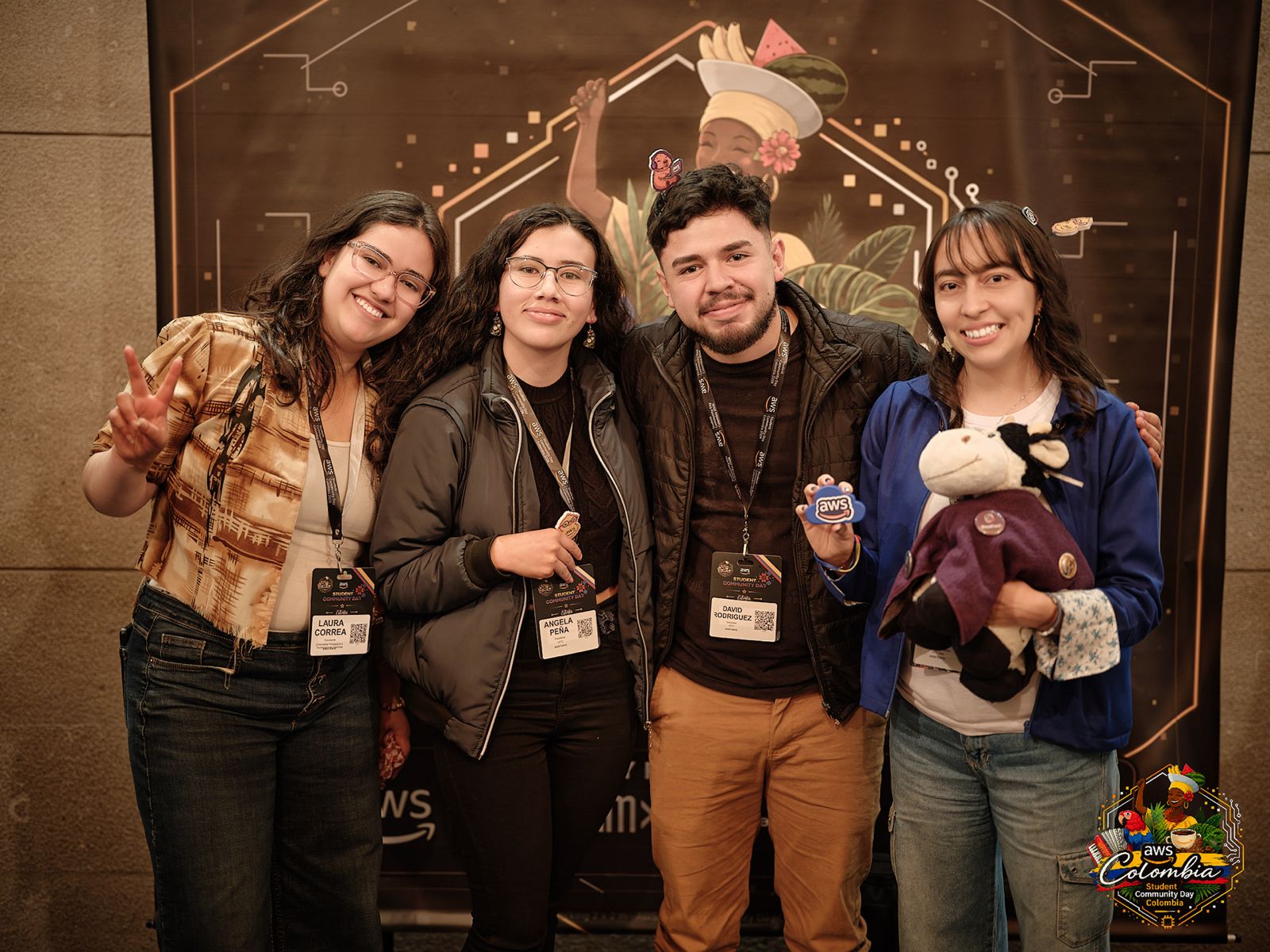 David junto a integrantes de una comunidad tecnológica en un evento