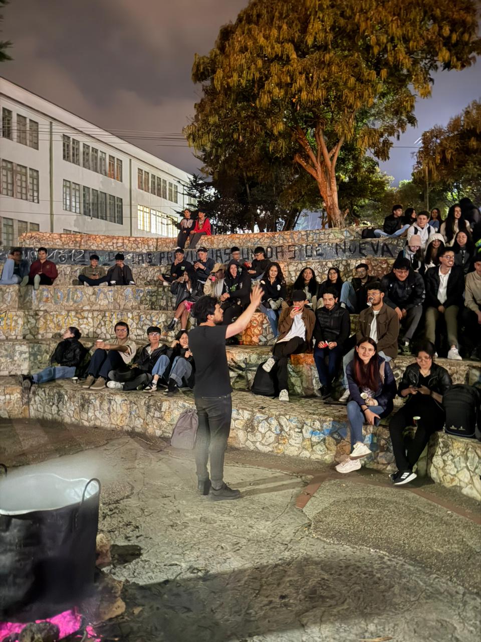 Encuentro de estudiantes al aire libre durante una actividad comunitaria