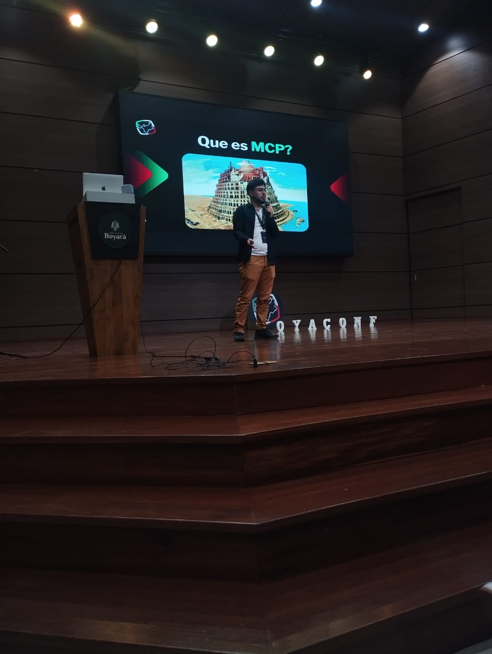 David presentando una charla sobre MCP en un auditorio
