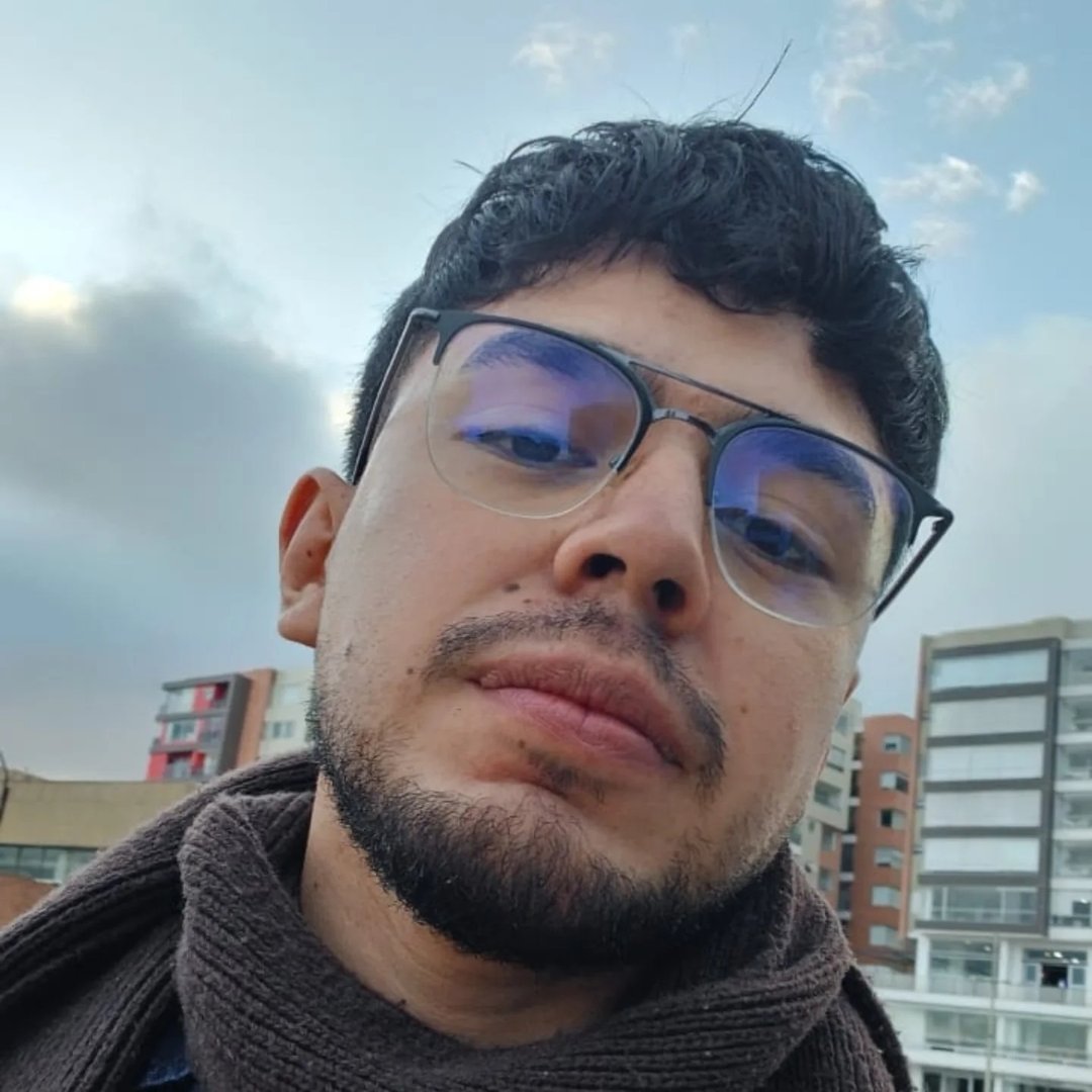 Retrato de David Rodríguez al aire libre